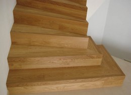 Treppen und Treppengelaender aus Holz